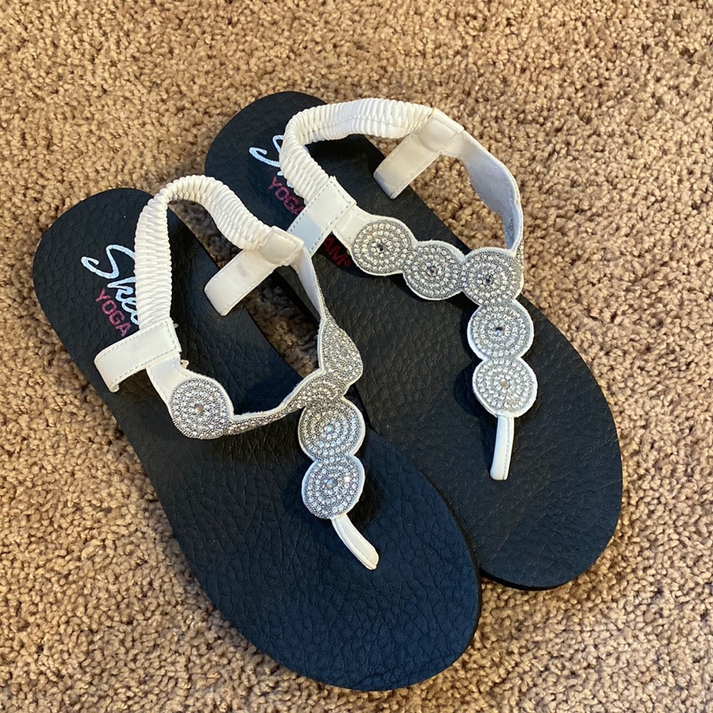 Sketchers, yoga foam, sandals
